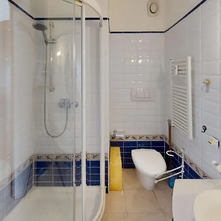 Joli Avec Terrasse Et Garage Privé à - Fr-1-196-296 Appartamento