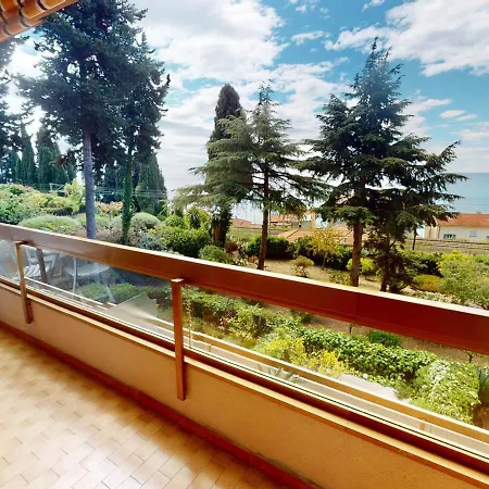 Joli Avec Terrasse Et Garage Privé à - Fr-1-196-296